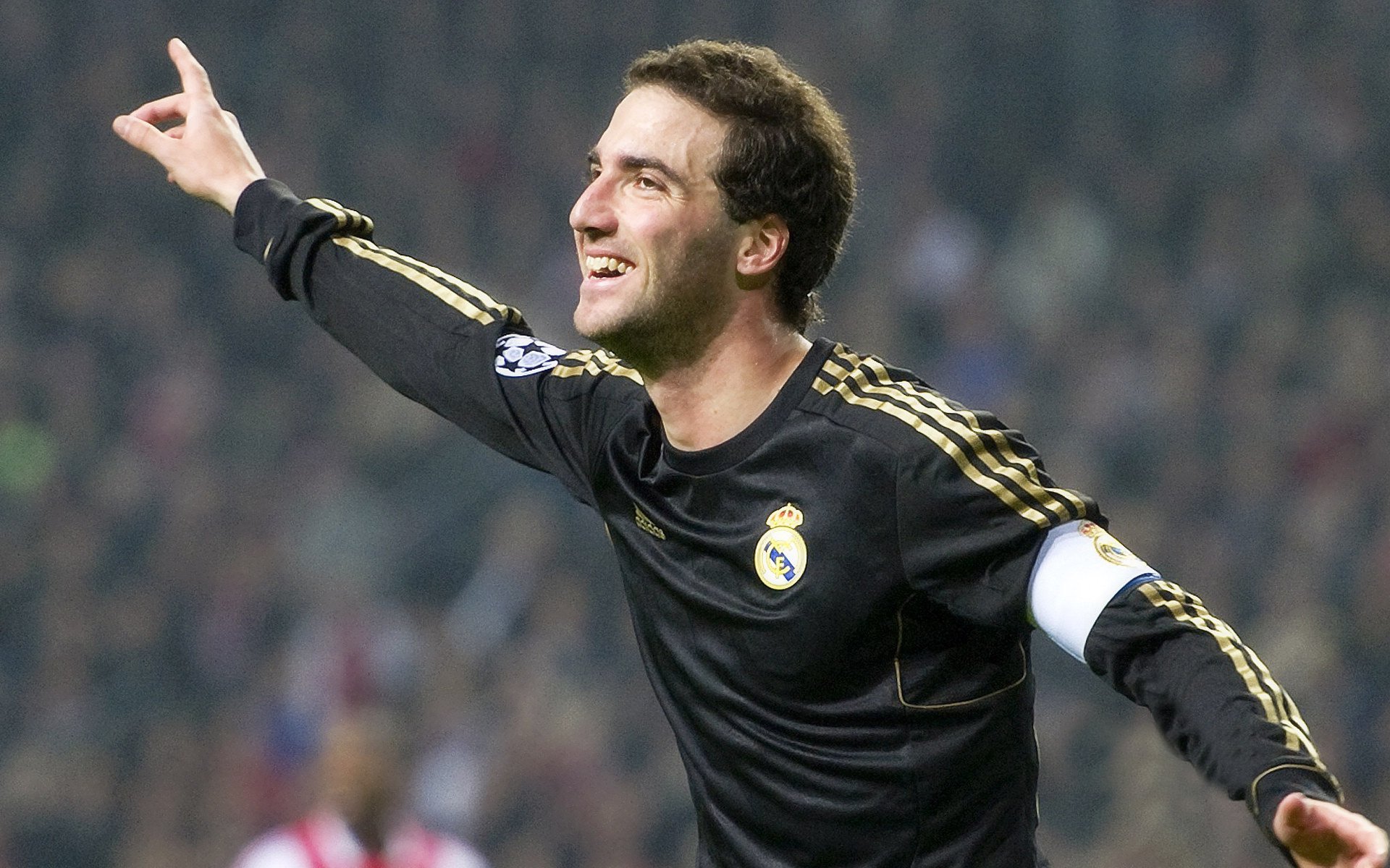 职业联赛转播话语权过度集中影响公平分配，五大联赛转播权费用